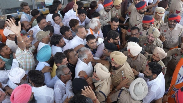 पंजाब भाजपा अध्यक्ष सुनील जाखड़ की घेराबंदी किए हुए पुलिस