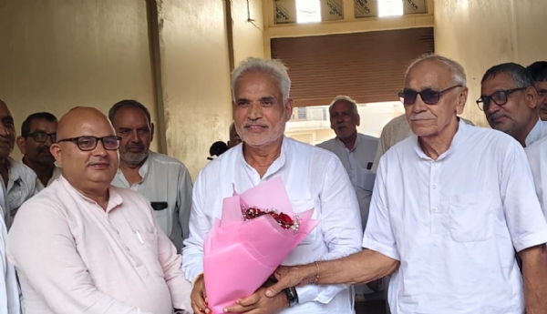 जींद आए सांसद जयप्रकाश का स्वागत करते हुए।