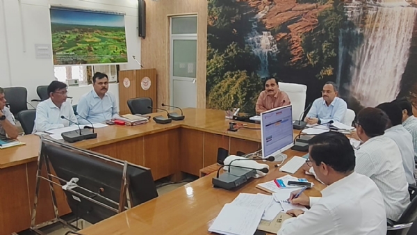 आयुक्त कार्यालय सभागार में मंडलीय अधिकारियों के साथ बैठक करते मंडलायुक्त बालकृष्ण त्रिपाठी।