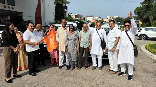 अग्रसेन भवन से बुजुर्गों को हवाई अड्डे के लिए रवाना करते अंजनी कुमार खारियावाला।