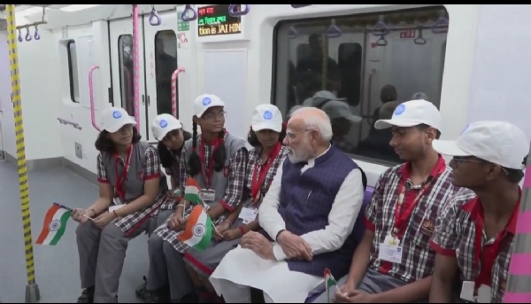 कोप्रधानमंत्री नरेन्द्र मेट्रो शुक्रवार को स्कूली बच्चों के साथ