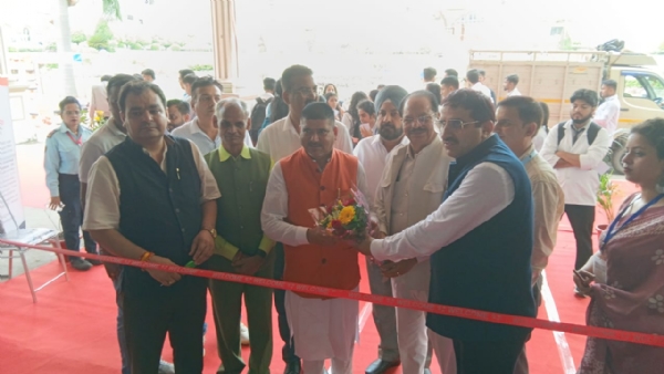एक्सपो का उद्घाटन करते हुए