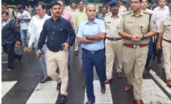 उपायुक्त के नेतृत्व में अधिकारियों ने किया पैदल निरीक्षण