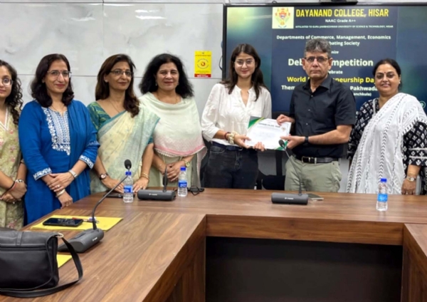 प्रतियोगिता में भाग लेने वालों को सम्मानित करते प्राचार्य डॉ. विक्रमजीत सिंह।