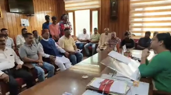 आपदा प्रभावितों को लेकर डॉ. राजीव बिंदल उपायुक्त  सिरमौर से मिलने पहूँचे,आपदा में प्रभावित पीड़ित परिवार  को 7 लाख रूपये की सरकारी सहायता देने क़ी पुरजोर मांग