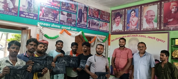रेनकोट वितरण