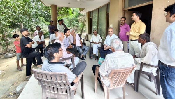 कार्यक्रम में नागरिकों को नशे बारे जागरूक करते राहुल शर्मा।