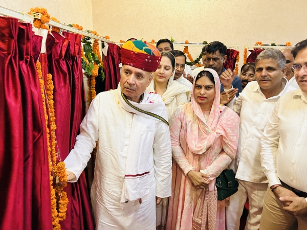 मानेसर नगर निगम कार्यालय में विकास कार्यों का शिलान्यास व उद्घाटन करते केंद्रीय मंत्री राव इंद्रजीत सिंह।