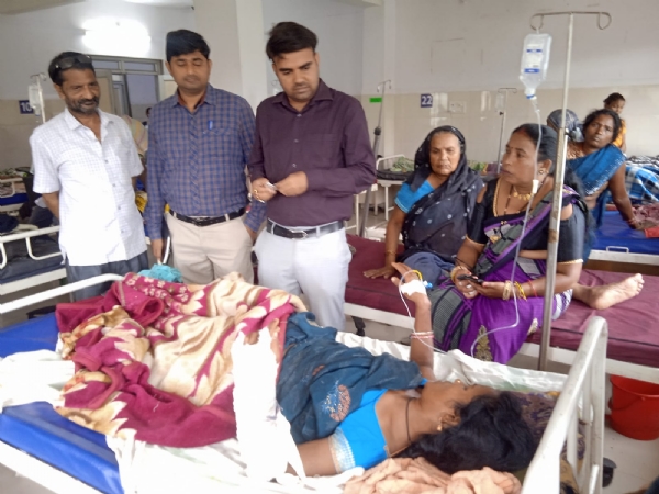 उपचार करती महिला से जानकारी लेते वनधिकारी