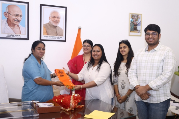 अभाविप के दिल्ली प्रदेश प्रतिनिधिमंडल  मुख्यमंत्री को ज्ञापन सौंपते हुए।