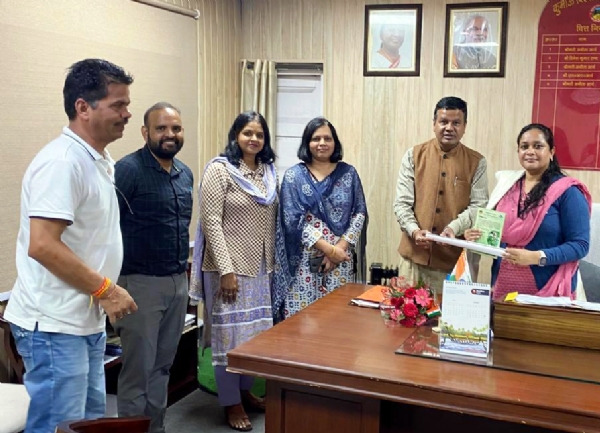 कमलेश भंडारी का अभिनंदन करते कूटा के पदाधिकारी।