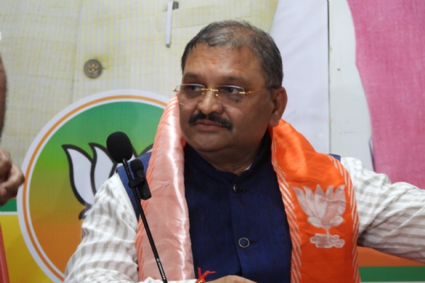सांसद संतोष पांडेय पत्रकारों को संबोधित करते हुए