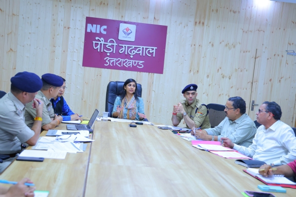 नशा उन्मूलन को लेकर बैठक लेती डीएम