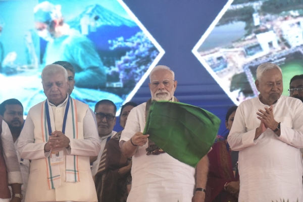 पीएम मोदी बिहार में 13 हजार की विभिन्न परियोजना और ट्रेन को हरी झंडी दिखाते हुए