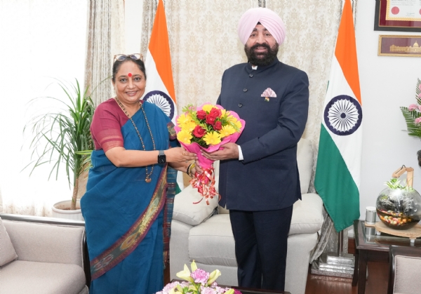 विधानसभा अध्यक्ष ऋतू खंडूडी भूषण राज्यपाल से राजभवन में भेंट करती।