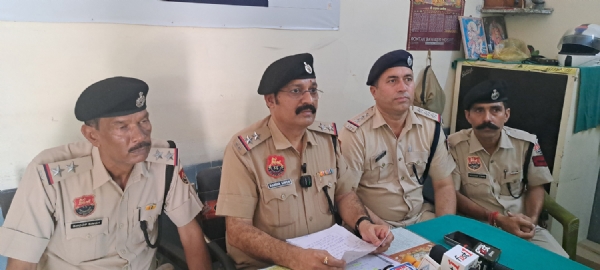 चलती ट्रेन में लूटपाट की घटना का खुलासा करते रेलवे पुलिस।