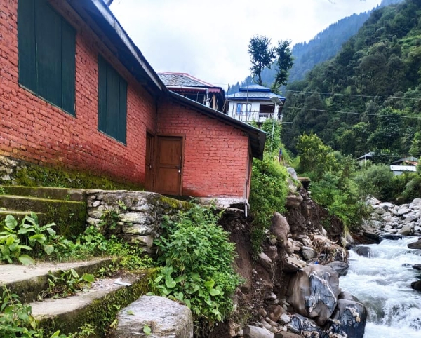 ग्राम पंचायत तरस्वाण के द्रगड़ और गढ़गांव में क्षतिग्रस्त मकान।