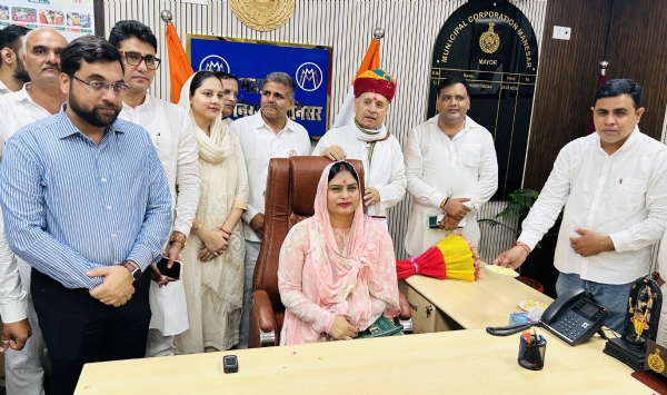 मानेसर नगर निगम कार्यालय परिसर में मेयर डा. इंद्रजीत कौर यादव के कार्यालय का उद्घाटन करने के बाद उन्हें कुर्सी पर बिठाते केंद्रीय मंत्री राव इंद्रजीत सिंह।