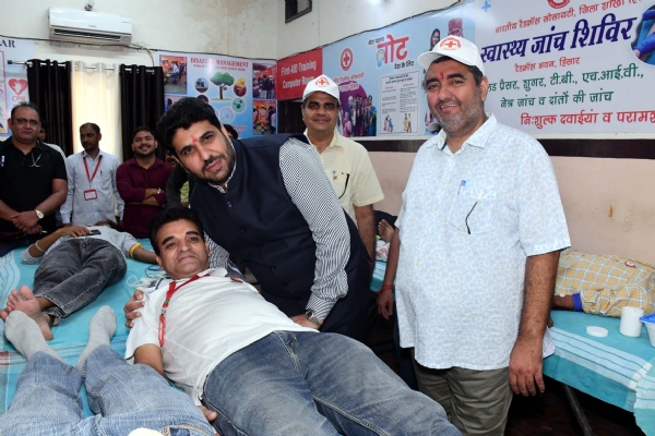 रक्तदान करते रेड क्रॉस सोसायटी हरियाणा के उपाध्यक्ष अंकुश मिगलानी।