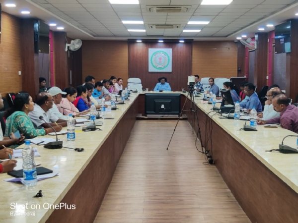 कलेक्टर की अध्यक्षता में राजस्व अधिकारियों की समीक्षा बैठक संपन्न