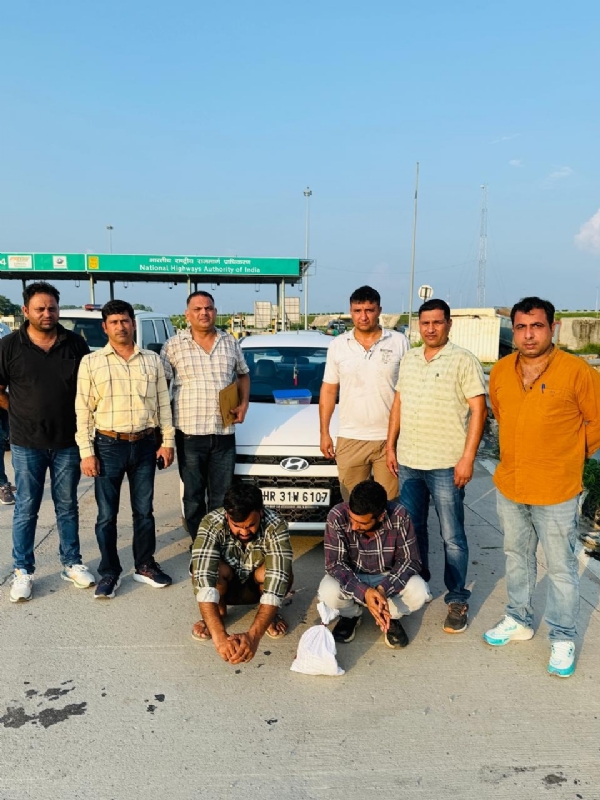 पुलिस गिरफ्त में नशा तस्कर।