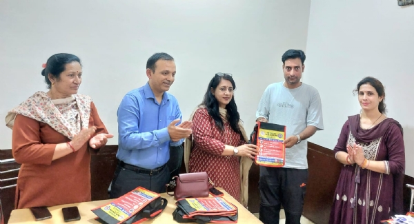 कार बिन बैग का वितरण करते हुए नगर पंचायत अध्यक्ष।