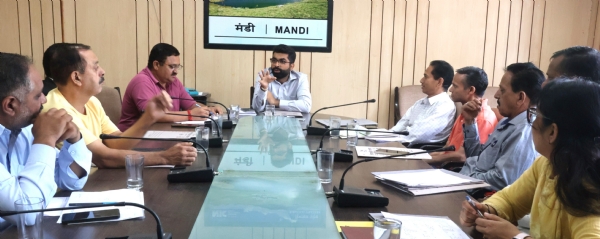 नए मतदान केंद्रों की प्रारूप सूचियों पर चर्चा करते हुए अतिरिक्त उपायुक्त।