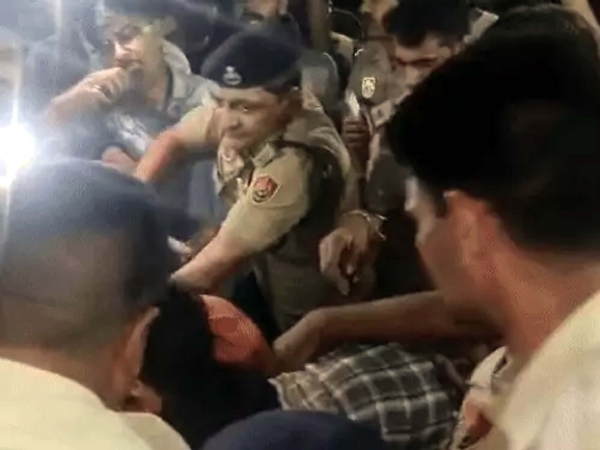 रात को छात्रों को खदेड़ते पुलिस कर्मचारी।