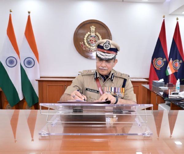 कार्यभार  संभालते हुए नए पुलिस कमिश्नर की फोटो