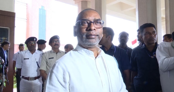 मुख्यमंत्री बातचीत करते