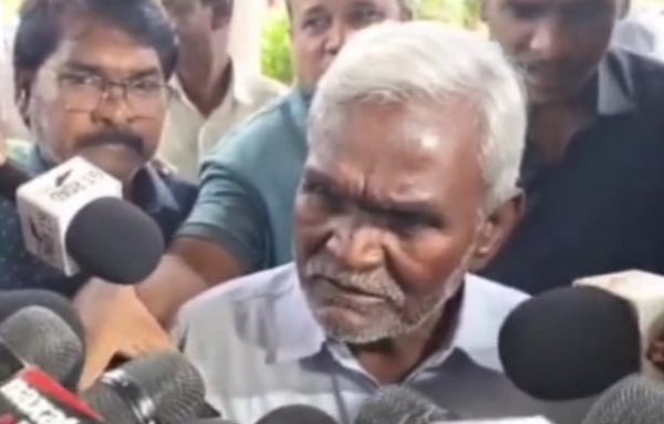 पूर्व मुख्यमंत्री चंपाई सोरेन पत्रकारों से बातचीत करते हुए