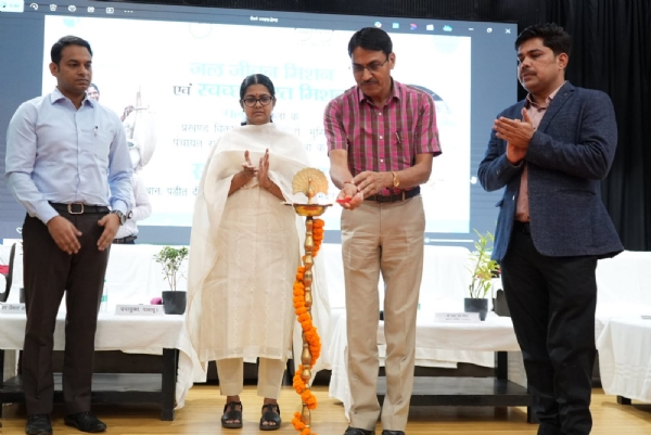 कार्यक्रम का उद्घाटन करते पेयजल एवं स्वच्छता विभाग के प्रधान महासचिव मस्त राम मीणा
