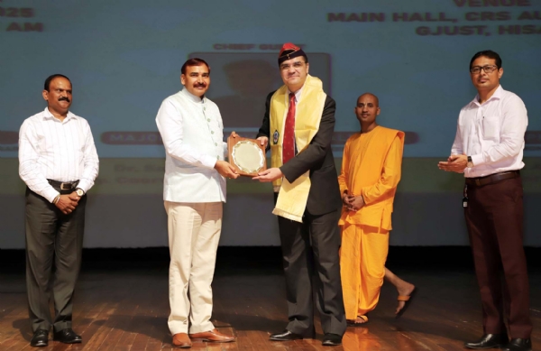 मुख्यातिथि मेजर डा. मोहम्मद अली शाह को सम्मानित करते कुलपति प्रो. नरसी राम बिश्नोई।