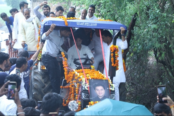गिरिराज को सिंधिया ने दिया ट्रैक्टर