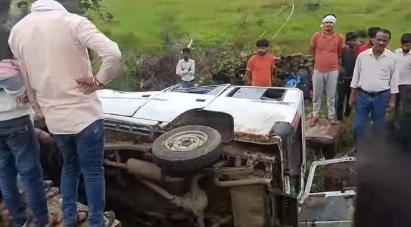 शिवपुरी : स्कूली वैन पुलिया से नीचे गिरी, 14 स्कूली बच्चे और एक शिक्षिका घायल
