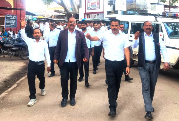 धाैलपुर में चैंबर की मांग को लेकर अधिवक्ताओं ने किया विरोध प्रदर्शन