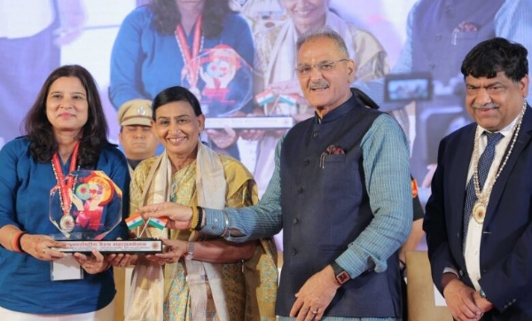 सोनिया को सम्मानित करते हुए