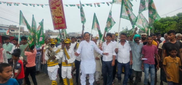 स्वागत करते चक्रपाणि और अन्य