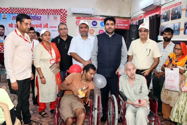 जरूरतमंदों को ट्राई साइकिल प्रदान करते रेड क्रॉस सोसायटी हरियाणा के उपाध्यक्ष अंकुश मिगलानी।