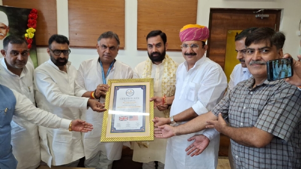प्रमाण पत्र प्रदान करते श्री मिश्रा