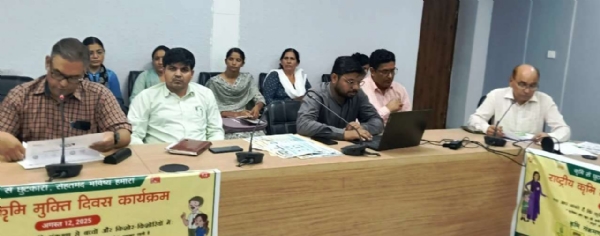 अधिकारियों के साथ बैठक करते सीएमओ डा. एमके भादू।