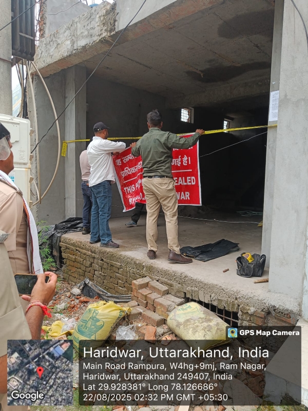 प्राधिकरण द्वारा भवन सील करते हुए