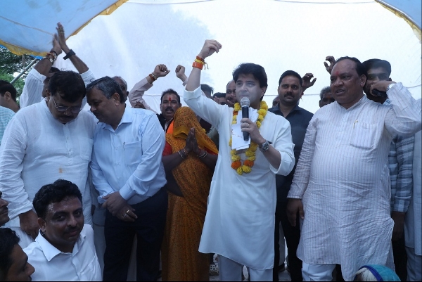 केन्द्रीय मंत्री सिंधिया शिवपुरी के बाढ़ग्रस्त क्षेत्रों का जायजा लेने के ग्रामीणों को संबोधित करते हुए