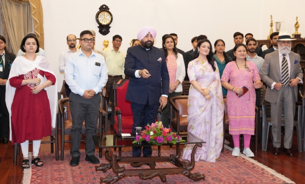 पॉडकास्ट का शुभारंभ करते राज्यपाल।
