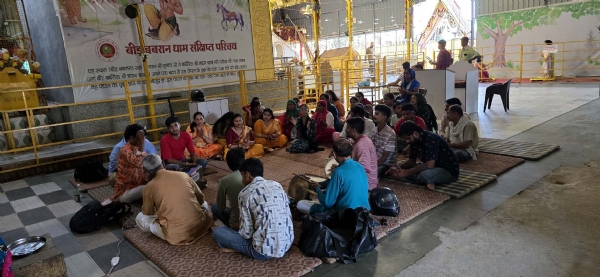 बीड़ बबरान धाम में आयोजित श्रीकृष्ण छठी व नंद महोत्सव में हिस्सा लेते श्रद्धालुगण।