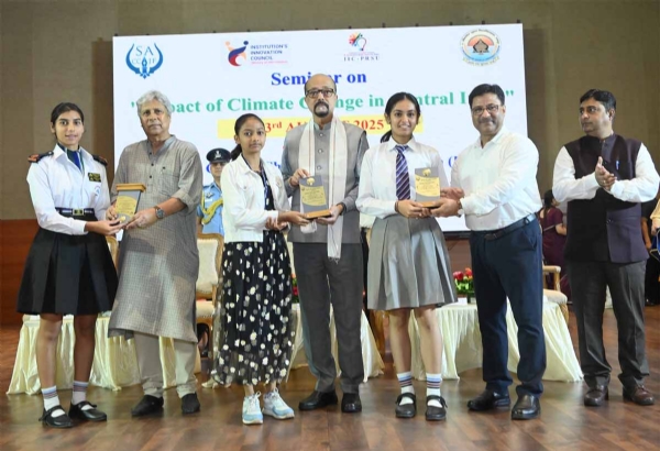 विभिन्न प्रतियोगिताओं के विजेताओ को राज्यपाल डेका सम्मानित करते