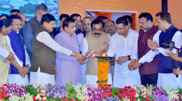 जबलपुर में मध्य प्रदेश के सबसे बड़े फ्लाईओवर के लोकार्पण कार्यक्रम का शुभारंभ करते हुए अतिथि