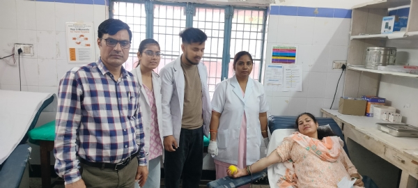 पौड़ी अस्पताल में रक्तदान शिविर  हिस्सा लेते लोग
