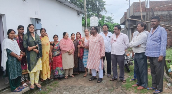 जदयू जिला अध्यक्ष बस्ती वासियों को जानकारी देते
