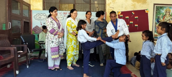 शिविर में कोच रोहतास छात्राओं को सेल्फ डिफेंंस का प्रशिक्षण देते हुए।